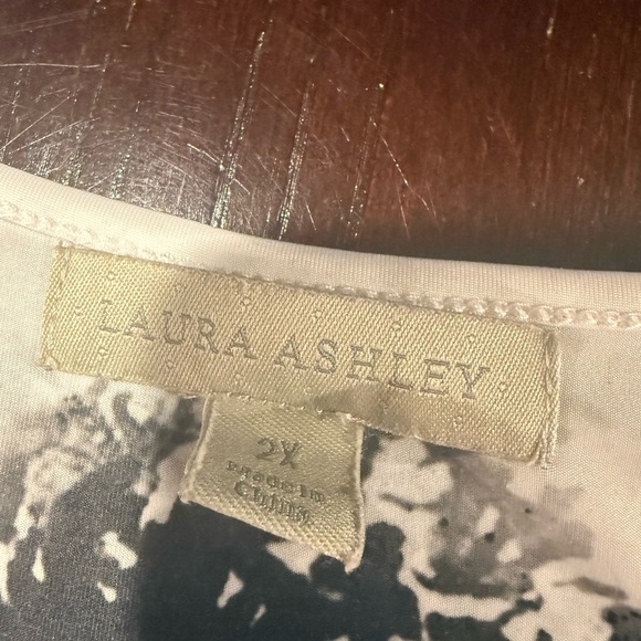 Laura Ashley White and Gray Sleeveless Scoop Neck Blouse - Picture 6 of 6